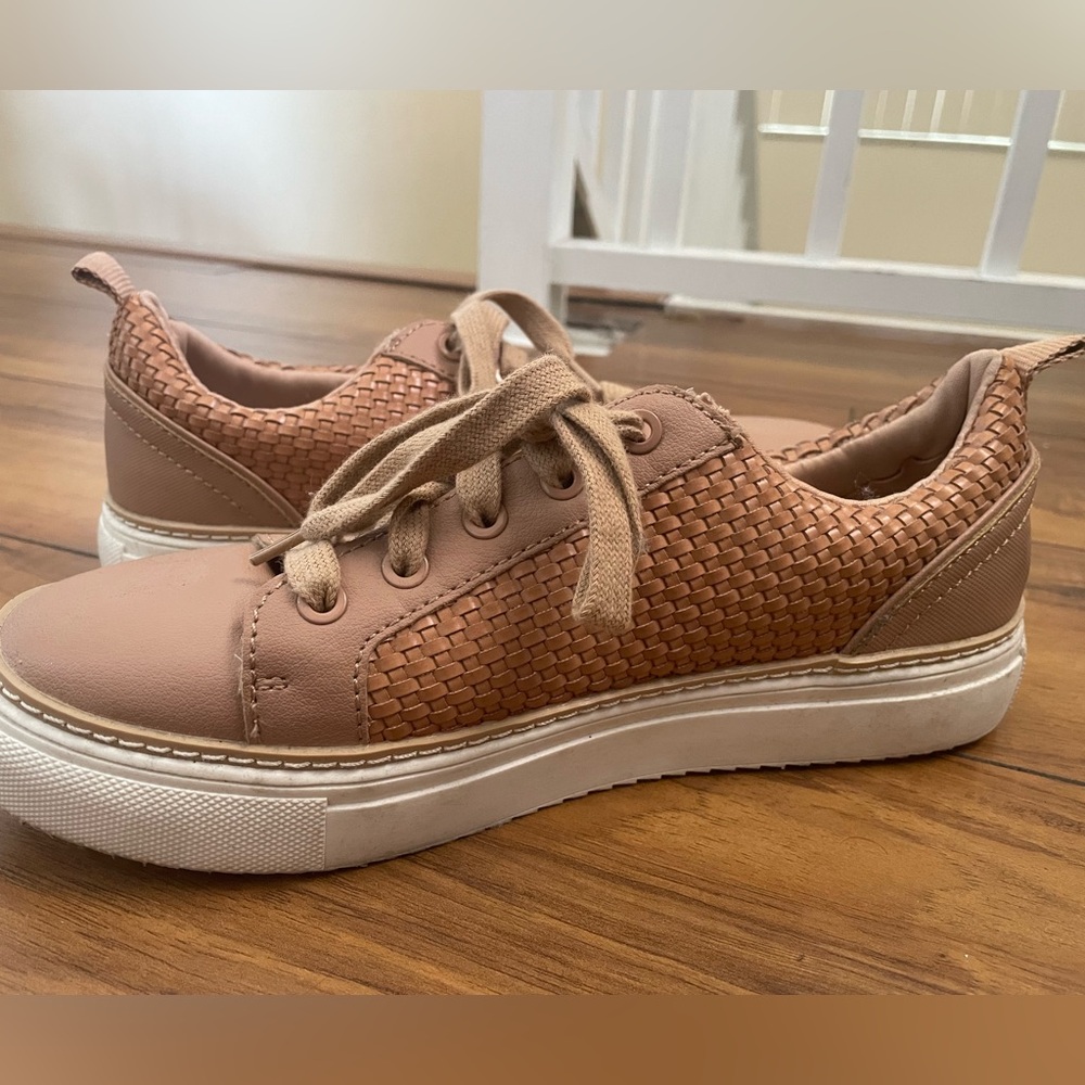 Women woven sneaker
